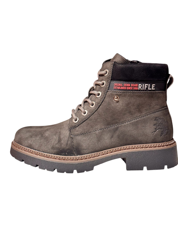 Polacco e Rifle Uomo